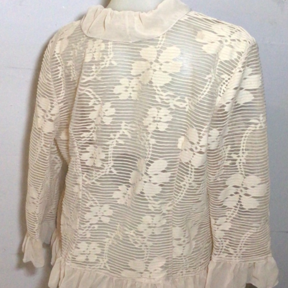 Pretty Lace Jacket Trimmed with Ruffles - Picture 3 of 4